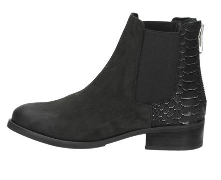 Black Boots and Winter Coats » ArielleDannique